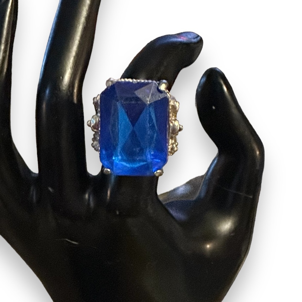 Vintage large blue gemstone cocktail ring - Picture 3 of 8